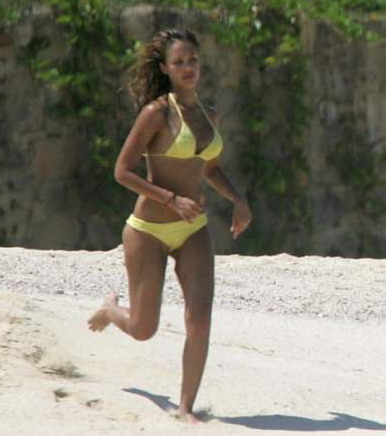 Jessica Alba sur la plage